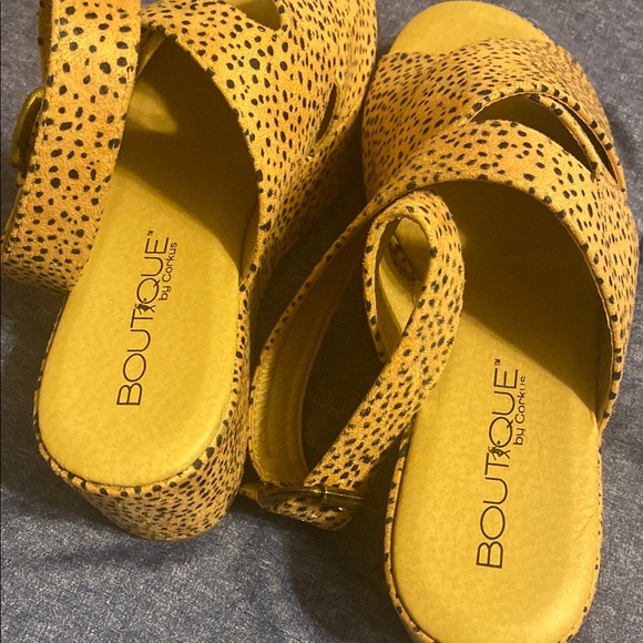 Tan and Black Platform Sandals with Animal Print - Picture 6 of 7